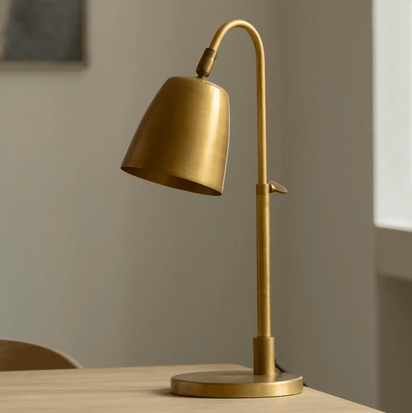 Lumi 43cm Ruw messing bureaulamp Van H. Skjalm P - De Lumi tafellamp in messing van H.