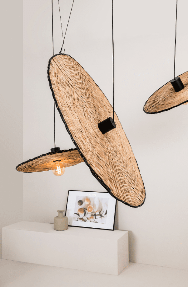Costas Ø100 Natuur hanglamp Van Faro Barcelona - Met zijn lampenkap van prachtig rotan en een zichtbare lichtbron combineert het ontwerp een minimalistische uitstraling met een warme, mediterraan ge&iuml;nspireerde sfeer.