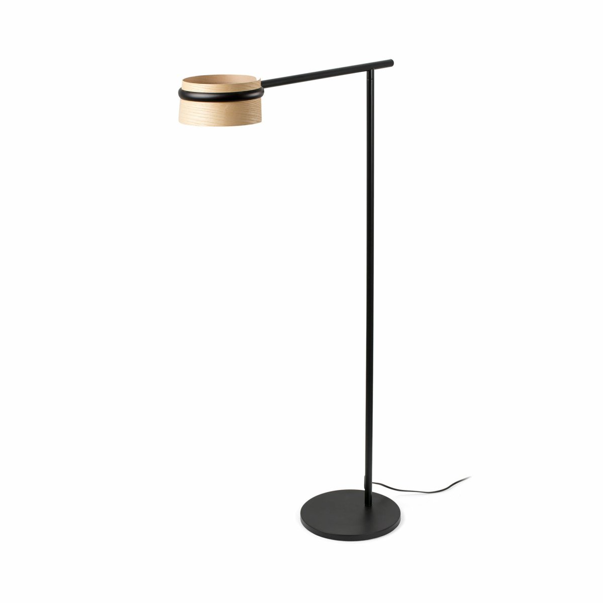 Loop Hout vloerlamp Van Faro Barcelona - De staande lamp kenmerkt zich door zijn rechte hoek, een ronde metalen voet en een elegante arm die een essenhouten kap omsluit.