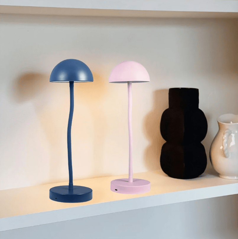 Fonzy 38cm Roze Draagbare Van Dyberg Larsen - Fonzy bordslampa &auml;r b&aring;de rolig och praktisk, och dess flexibilitet g&ouml;r den till ett perfekt val f&ouml;r den som vill ha en lampa som &auml;r b&aring;de funktionell och stilren.