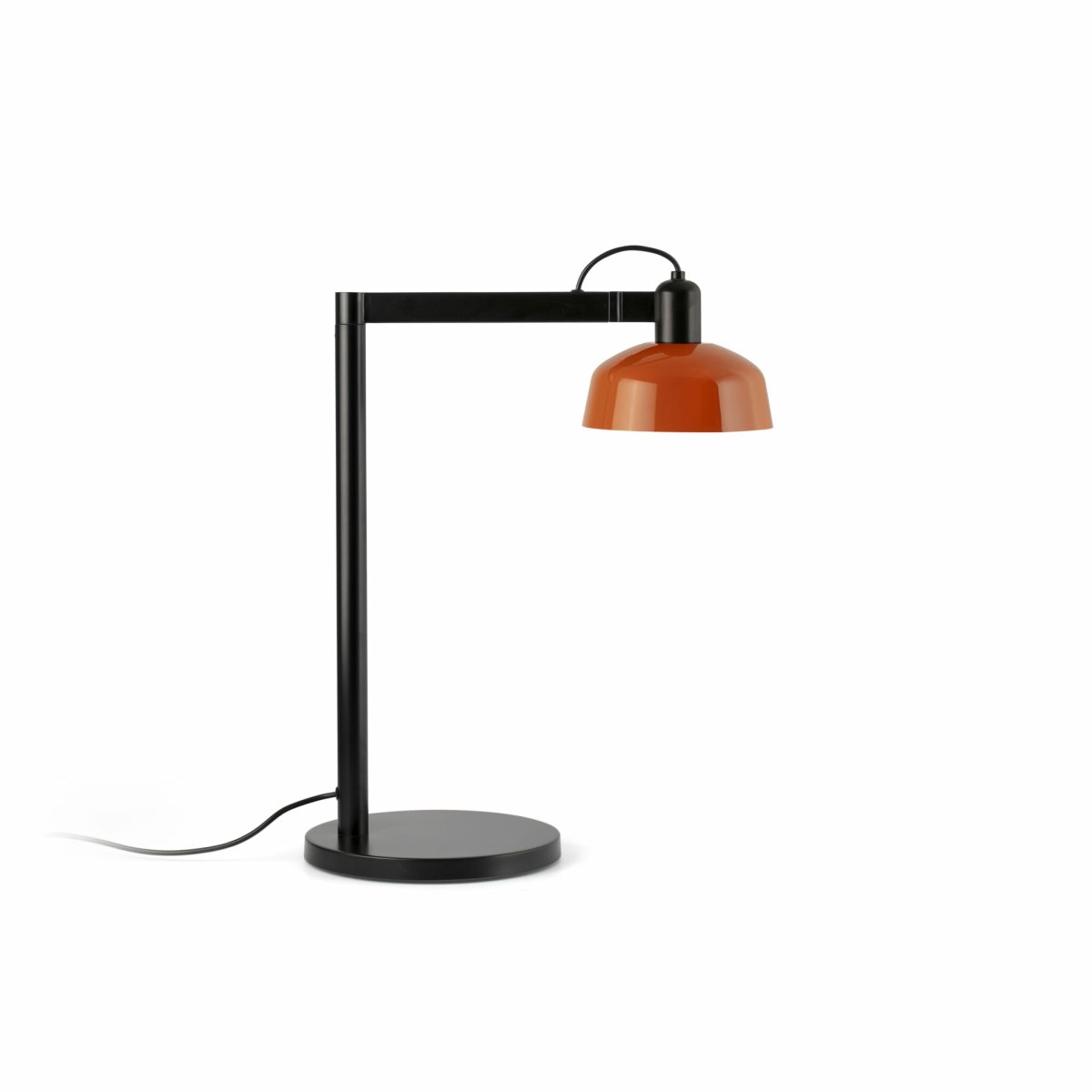 Tatawin 58cm Rood-oranje bureaulamp Van Faro Barcelona - Tatawin is een tafellamp met een zwarte structuur en een rood-oranje metalen kap die gericht, geconcentreerd licht geeft.