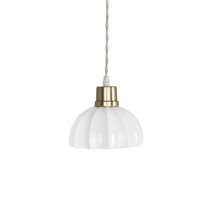 Doris Ø16 Wit hanglamp Van Strömshaga - Omdat de lampen mondgeblazen zijn en gemaakt van gerecycled glas, kunnen er natuurlijke kleurverschillen en kleine vlekjes in het glas voorkomen, zogenaamde "flitsen".