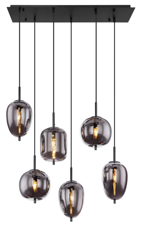 Blacky 80cm Zwart hanglamp Van Globo Lighting - Lampan &auml;r tillverkad av svart metall och best&aring;r av sex r&ouml;kf&auml;rgade glasglober i olika former, var och en upph&auml;ngda i svarta kablar fr&aring;n taket.