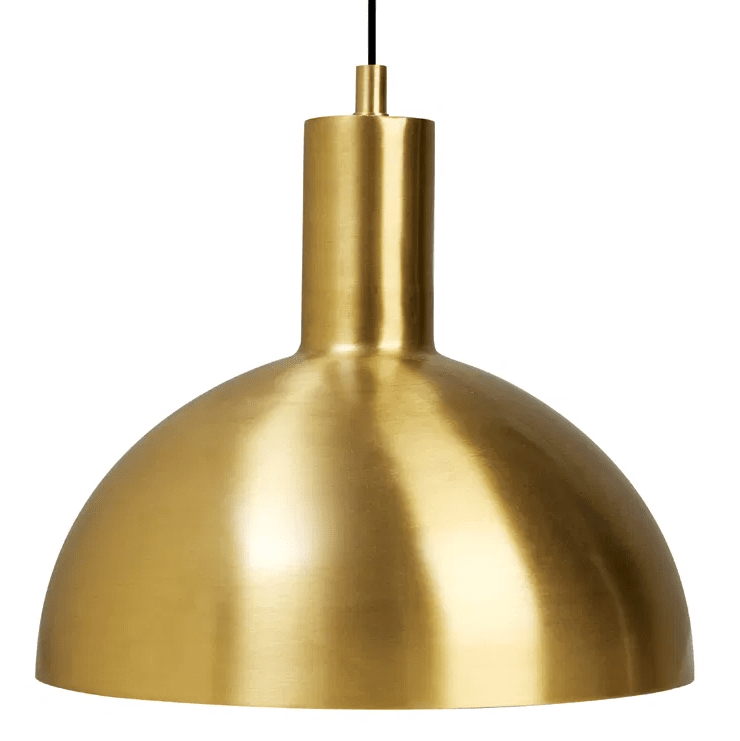 Mid Ø25 Mat messing hanglamp Van H. Skjalm P - Deze grotere versie van de klassieke keukenhanglamp is perfect voor zowel keukens als eetkamers, waar hij voor veel licht en een uitnodigende sfeer zorgt.