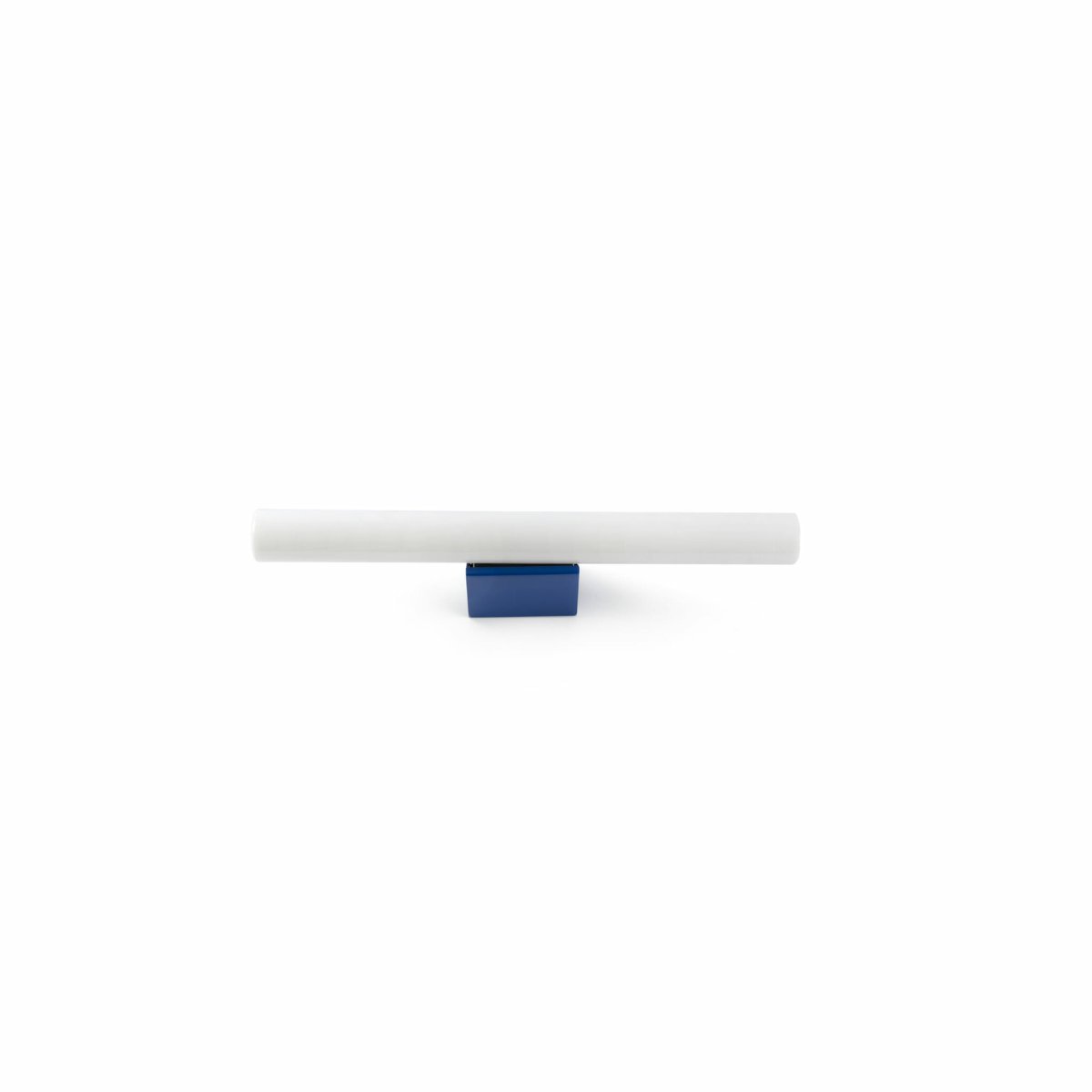 Calma 30cm Blauw badkamerlamp Van Faro Barcelona - Calma is een wandlamp met een blauwe afwerking, perfect voor algemene verlichting in bijvoorbeeld keukens, gangen of gangen.