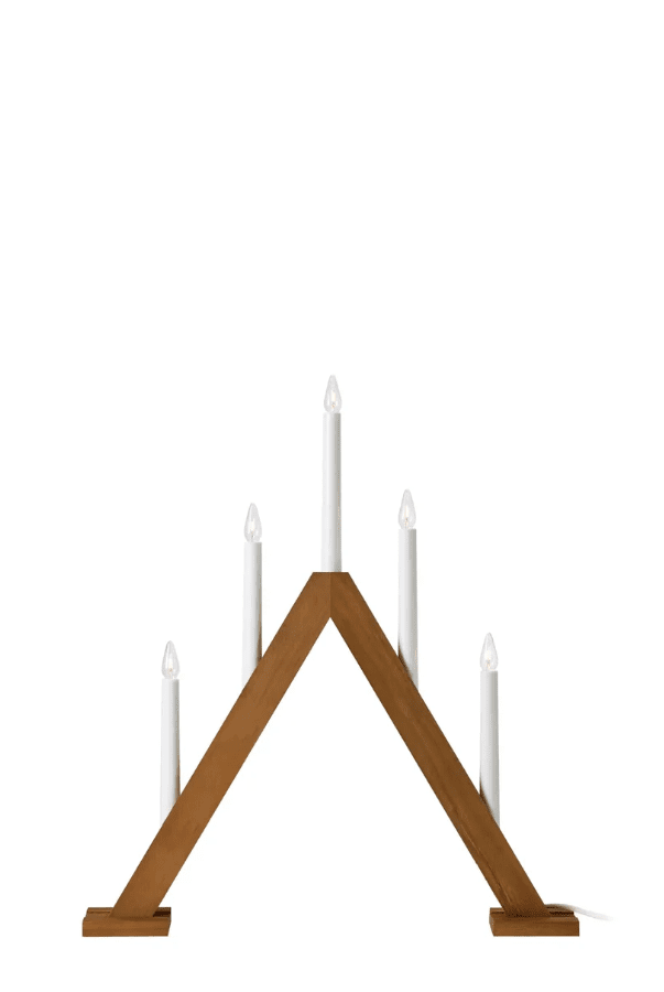Ariele 5L Bruine vlek Van Markslöjd - Ariele is een stijlvolle adventskaarsenhouder met vijf armen, gemaakt van lichtbruin gebeitst hout en voorzien van vijf witte kaarsen.