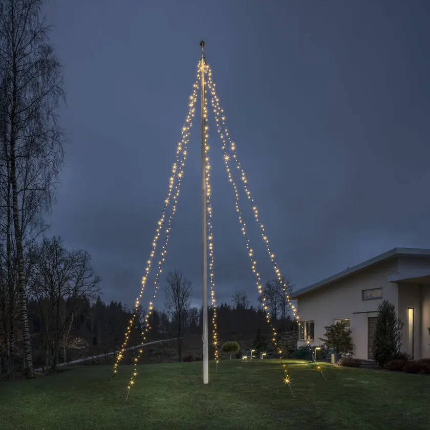 Verlichting Voor Vlaggenmast amber 10m Zwart Van Konstsmide - Vlaggenmastlus met 5 lussen en 100 LED-lampjes in warm amberkleurig licht &ndash; Ideaal voor het cre&euml;ren van een schitterende kerstboom in de tuin.