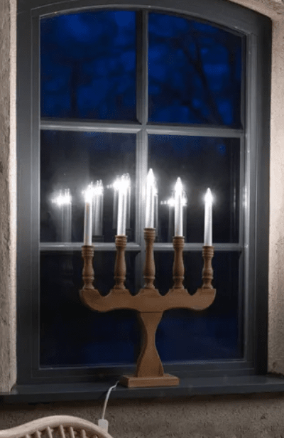 Svaneholm Bruin Van Markslöjd - Adventkandelaar met vijf armen in een bruin gebeitste kleur.