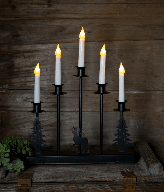 Hjort Zwart Van Pixie Design - Deze zwarte kandelaar met hertenmotief en vijf armen is een prachtige en sfeervolle kerstversiering die dankzij de LED-lichtbronnen een aangenaam licht verspreidt.