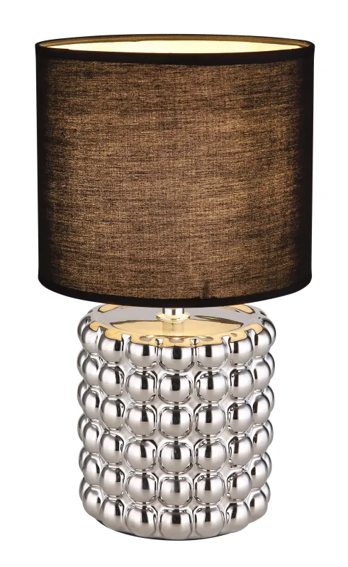 Valentino 33cm Chroom tafellamp Van Globo Lighting - P&aring; en cylinderformad fot i krompl&auml;terad keramik vilar en stilren, svart textilsk&auml;rm.