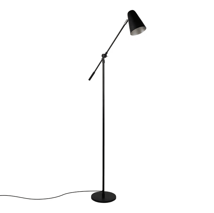 Ramo Zwart vloerlamp Van H. Skjalm P - Gebruik hem naast de bank, in de hoek, als nachtlampje naast het bed, in de gang of op kantoor.