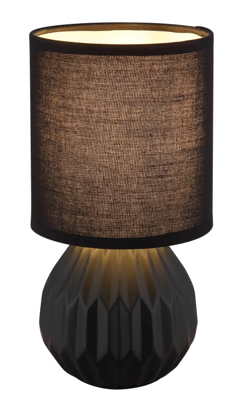 Sylas 23cm Zwart tafellamp Van Globo Lighting - Den rundade keramiska basen i elegant svart och den matchande cylindriska textilsk&auml;rmen skapar en harmonisk och modern estetik.