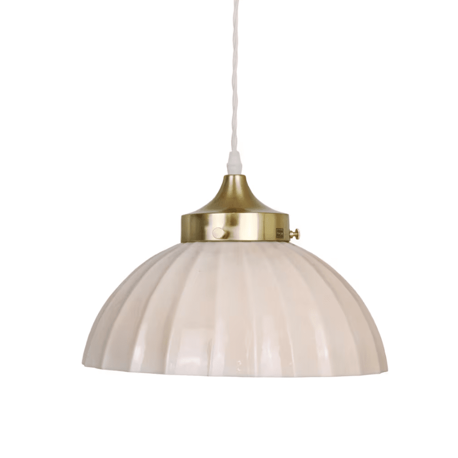 Irma Ø30 Beige hanglamp Van Strömshaga - Omdat de lampen mondgeblazen zijn en gemaakt van gerecycled glas, kunnen er natuurlijke kleurverschillen en kleine vlekjes in het glas ontstaan, zogenaamde "flitsen".