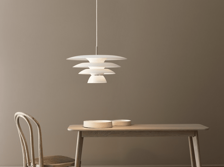 DaVinci Ø43 Mat wit hanglamp Van Belid - De speciaal ontworpen kap verspreidt een gedempt en zacht licht dat een aangename sfeer cre&euml;ert, of hij nu boven de eettafel in de keuken staat of als decoratief lichtpunt in de woonkamer.