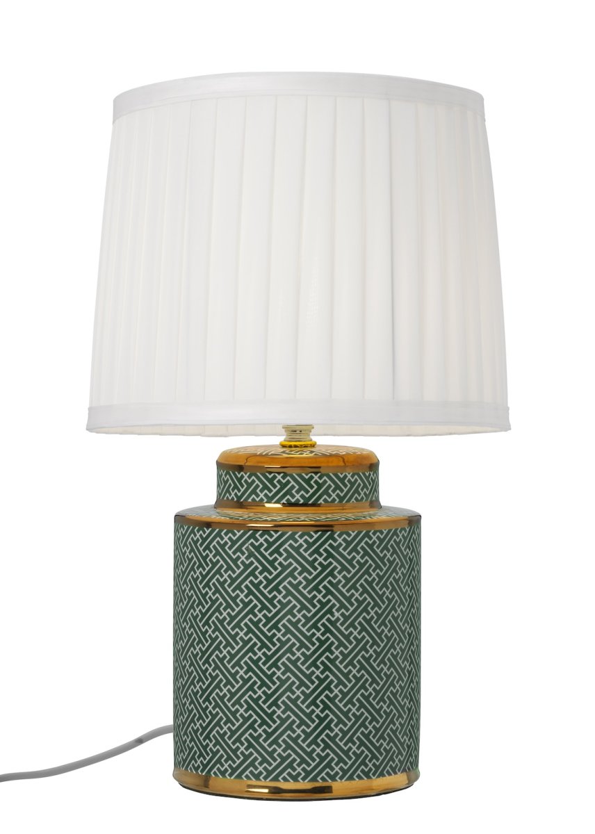 Maze 40cm Groente tafellamp Van Cottex - De keramische tafellamp Maze heeft een elegant groen-wit patroon met exclusieve gouden details die de lamp een verfijnde uitstraling geven.