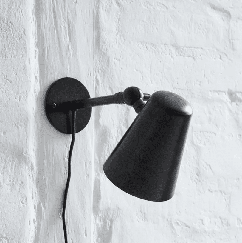 Vala Antiek zwart leeslamp Van H. Skjalm P - Kies een wandlamp in r&aring; metal is een klassieke en functionele lamp met een verstelbare kap, gemaakt door H.