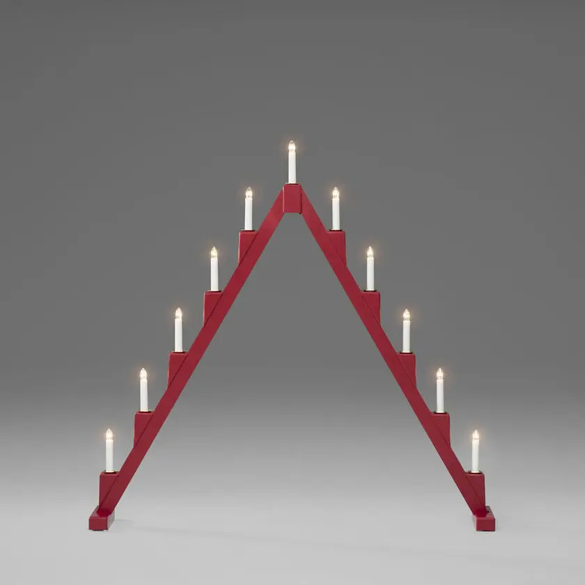 Candelabra 11 Lights ROOD Van Konstsmide - Opvouwbare elektrische kandelaar met 11 kaarsen, gemaakt van rood geverfd hout, versierd met messing ringen rond elke kaars voor een elegante toets.