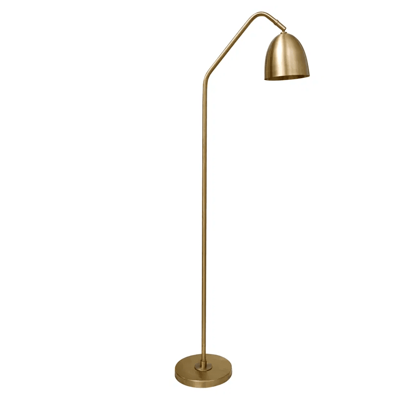 Soft Mat messing vloerlamp Van H. Skjalm P - De Soft vloerlamp in mat messing is een elegante lamp met een beweegbare kap, perfect voor het creëren van sfeervolle verlichting.