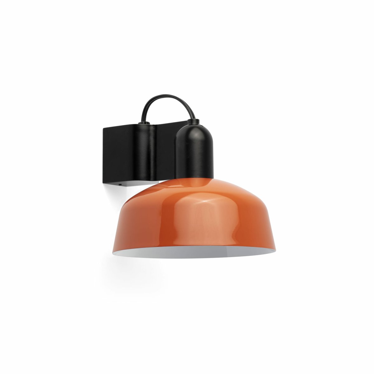 Tatawin Ø18 Rood-oranje wandlamp Van Faro Barcelona - Tatawin is een wandlamp met een zwarte structuur en een rood-oranje metalen kap die een gericht licht verspreidt.
