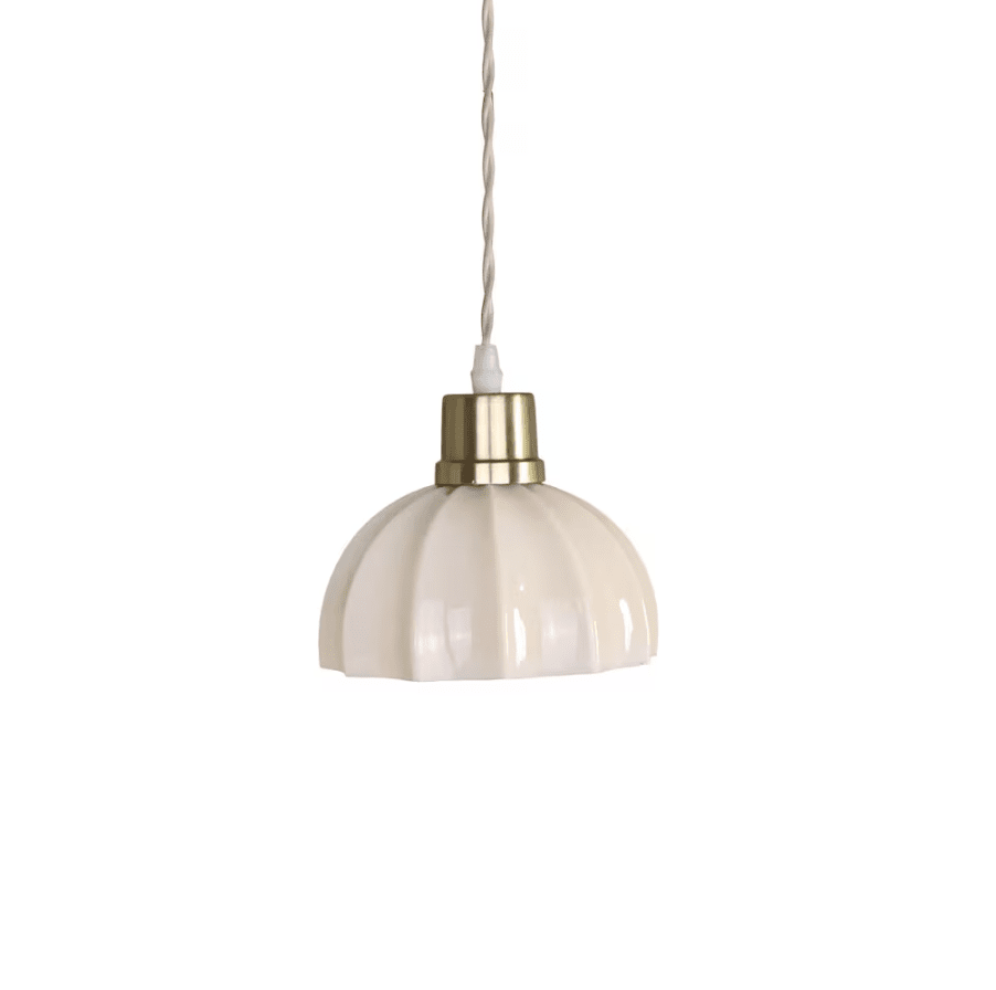 Doris Ø16 Beige hanglamp Van Strömshaga - Omdat de lampen mondgeblazen zijn en gemaakt van gerecycled glas, kunnen er natuurlijke kleurverschillen en kleine vlekjes in het glas voorkomen, zogenaamde &quot;flitsen&quot;.