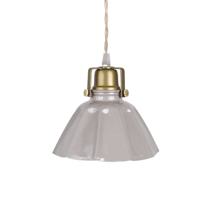 Margareta Ø18 Beige raamlamp Van Strömshaga - Mooie kleine plafondlamp met een kap van beige gelakt plaatstaal en een voet met een messing afwerking.