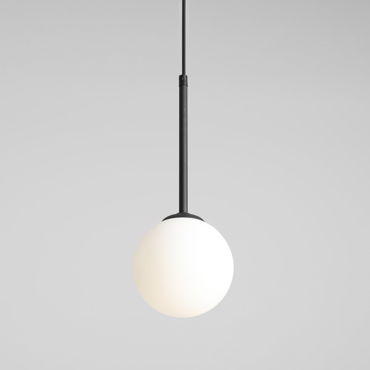 Bosso Ø14 Zwart hanglamp Van Artera - De lamp verspreidt een zacht en aangenaam licht en is daarom ideaal voor boven de eettafel, in de hal of woonkamer.