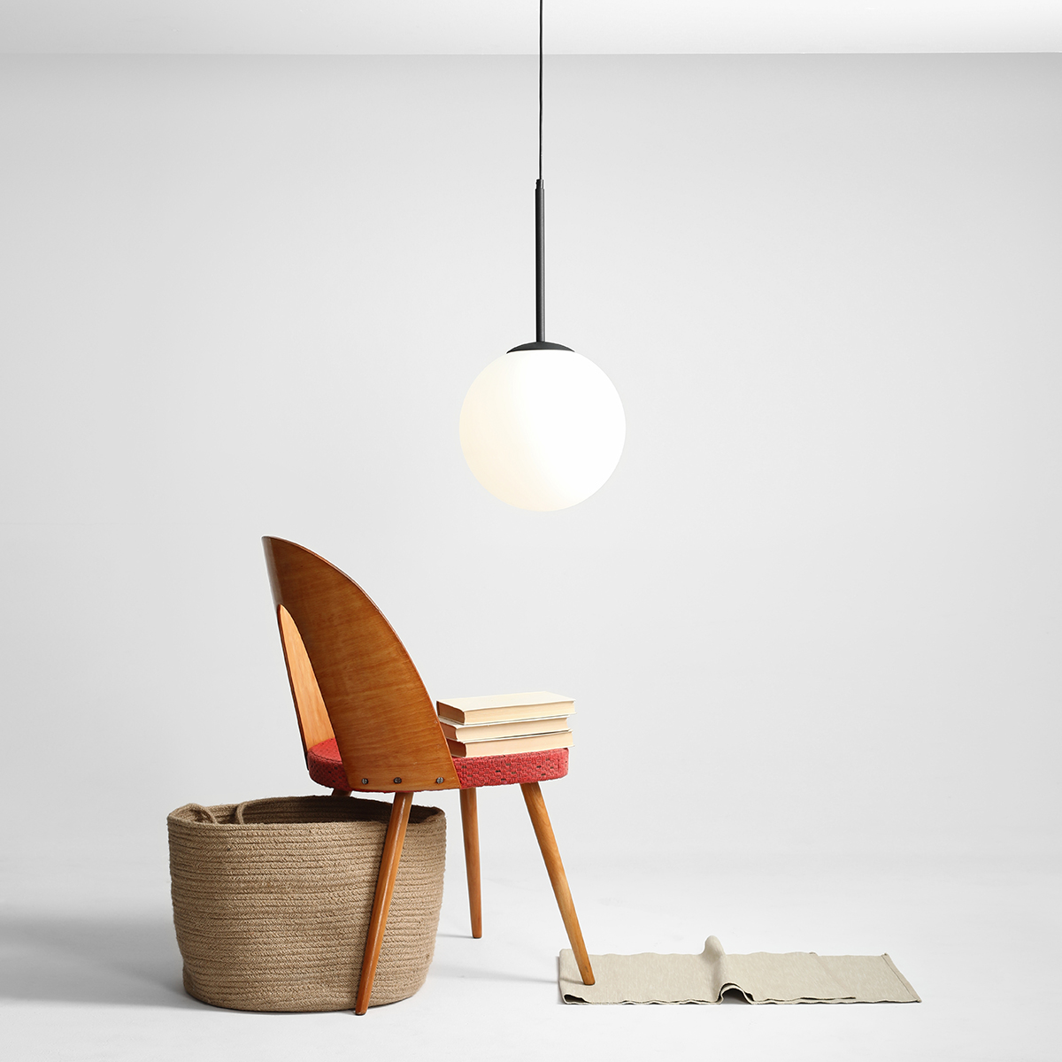 Bosso Ø30 Zwart hanglamp Van Artera - De lamp verspreidt een zacht en aangenaam licht en is daarom ideaal voor boven de eettafel, in de hal of woonkamer.