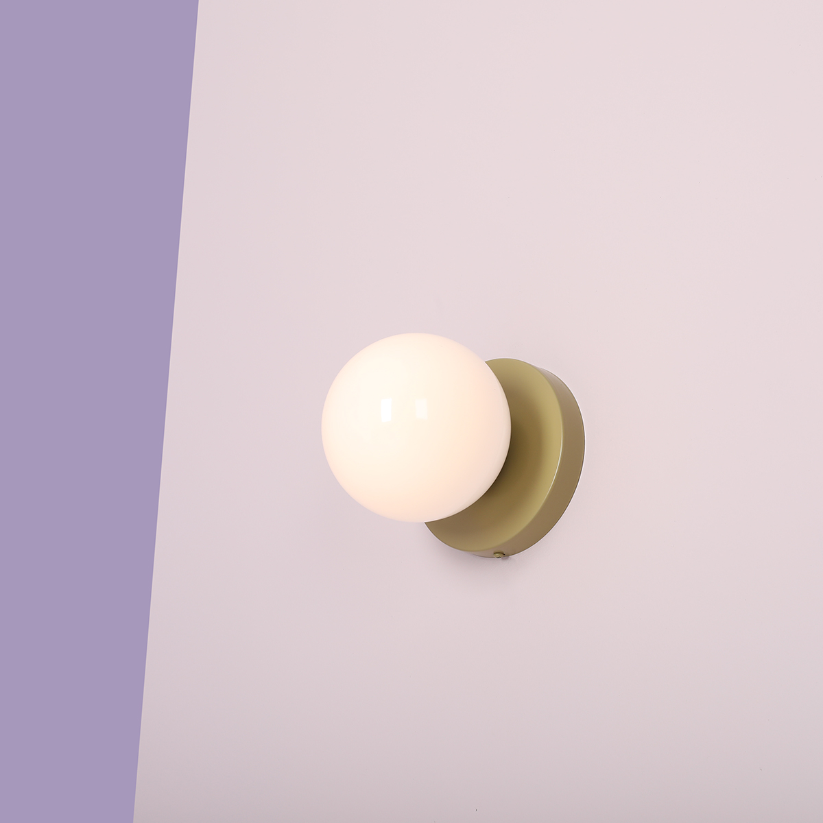 Ball Ø15 Beige wandlamp Van Artera - Perfect voor de hal, slaapkamer of woonkamer &ndash; een klein detail met een groot effect.