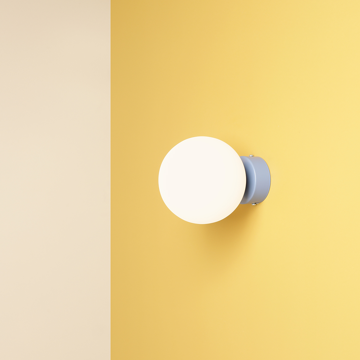 Ball Ø15 Blauw wandlamp Van Artera - Dankzij het minimalistische ontwerp past de lamp naadloos in zowel moderne als klassieke interieurs en biedt hij effectief licht dat de sfeer in de kamer verbetert.