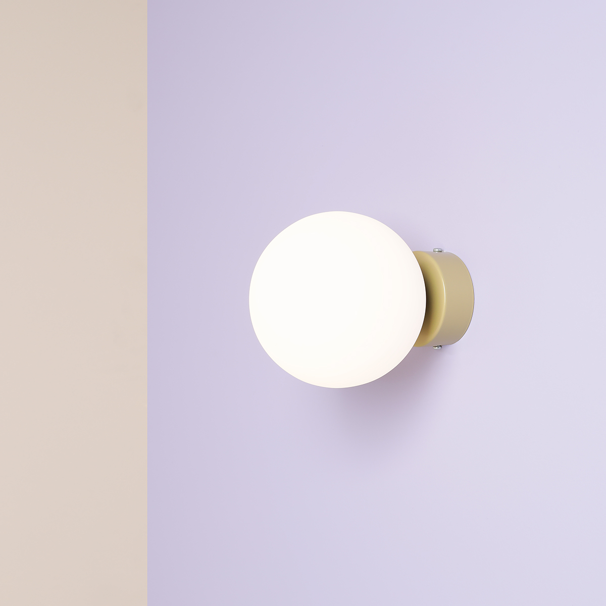 Ball Ø15 Beige wandlamp Van Artera - Perfect voor de hal, slaapkamer of woonkamer &ndash; een klein detail met een groot effect.