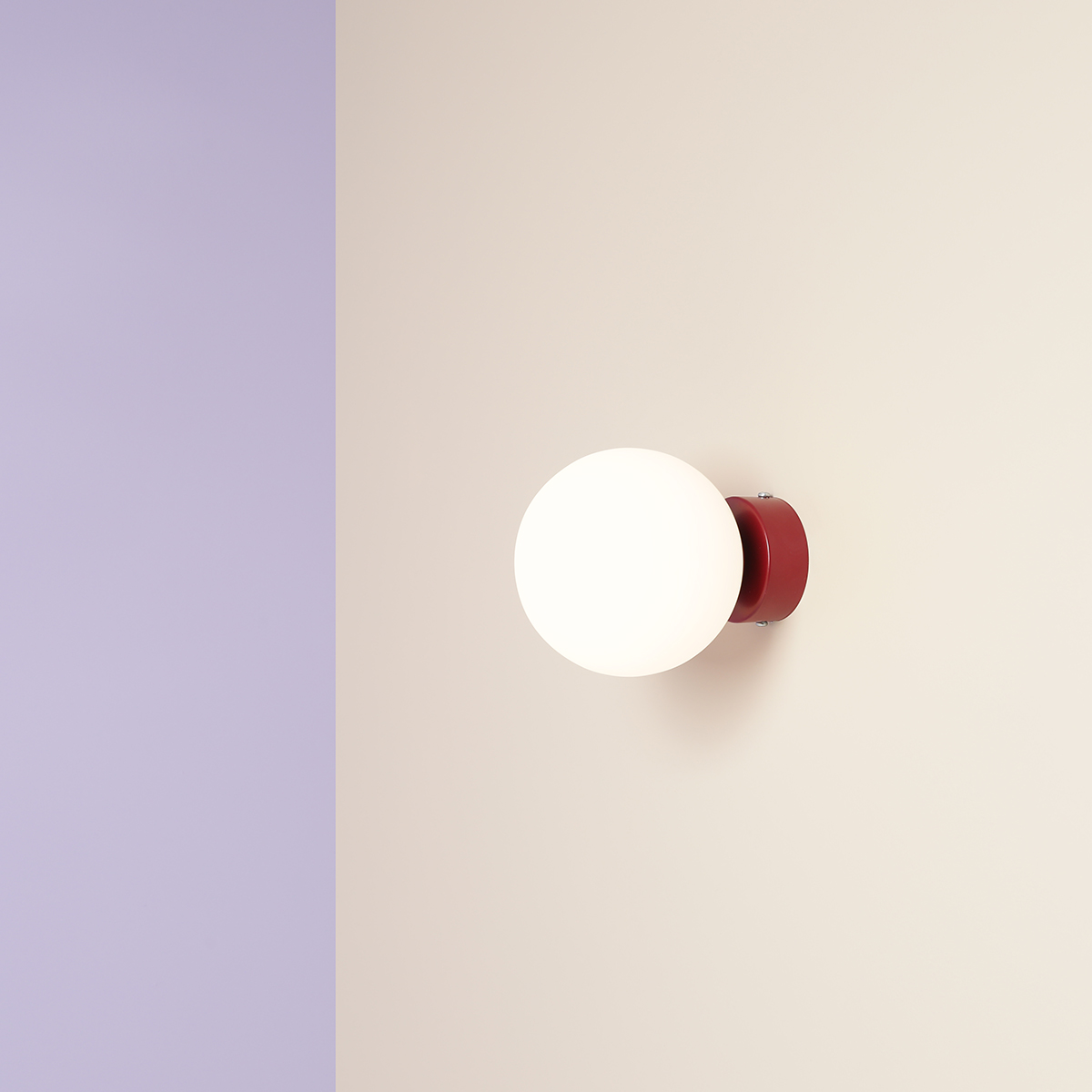 Ball Ø15 Bourgondië wandlamp Van Artera - Dankzij het minimalistische ontwerp past de lamp naadloos in zowel moderne als klassieke interieurs en biedt hij effectief licht dat de sfeer in de kamer verbetert.