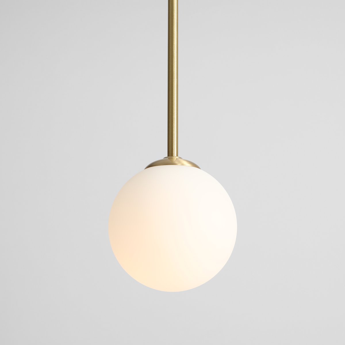 Bosso Ø14 Messing hanglamp Van Artera - De lamp verspreidt een zacht en aangenaam licht en is daarom ideaal voor boven de eettafel, in de hal of woonkamer.