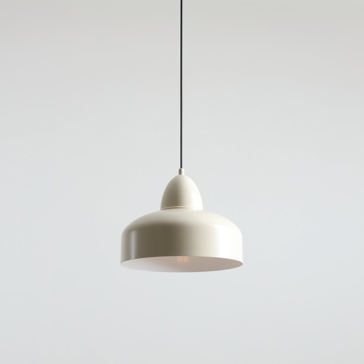 Como Ø30 Crème wit hanglamp Van Artera - Dankzij de minimalistische vorm van de lamp is deze eenvoudig te integreren in verschillende interieurstijlen, van Scandinavische eenvoud tot industriële esthetiek.