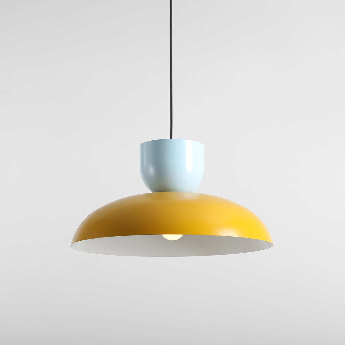 Ella Ø47 Geel/blauw hanglamp Van Artera - Met zijn prachtige kleuren mosterdgeel en lichtblauw is het een speels en stijlvol element in het interieur.