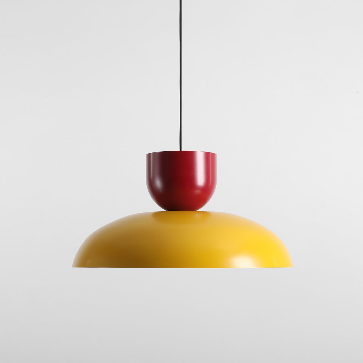 Ella Ø47 Geel/rood hanglamp Van Artera - Met zijn prachtige kleuren mosterdgeel en bordeauxrood is het een speels en stijlvol element in het interieur.