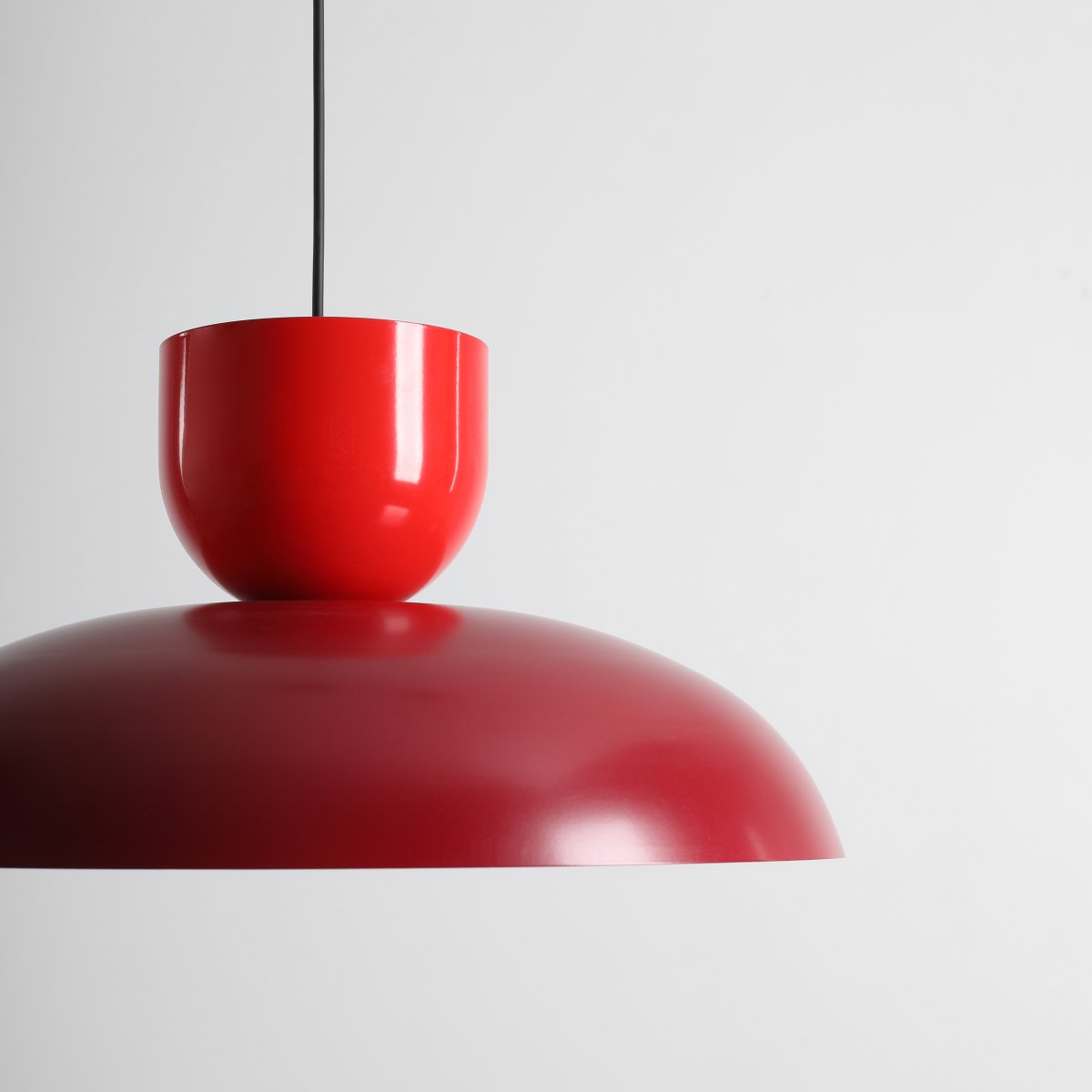 Ella Ø47 ROOD hanglamp Van Artera - Met zijn prachtige kleuren in helder rood en bordeauxrood is het een speels en stijlvol element in het interieur.