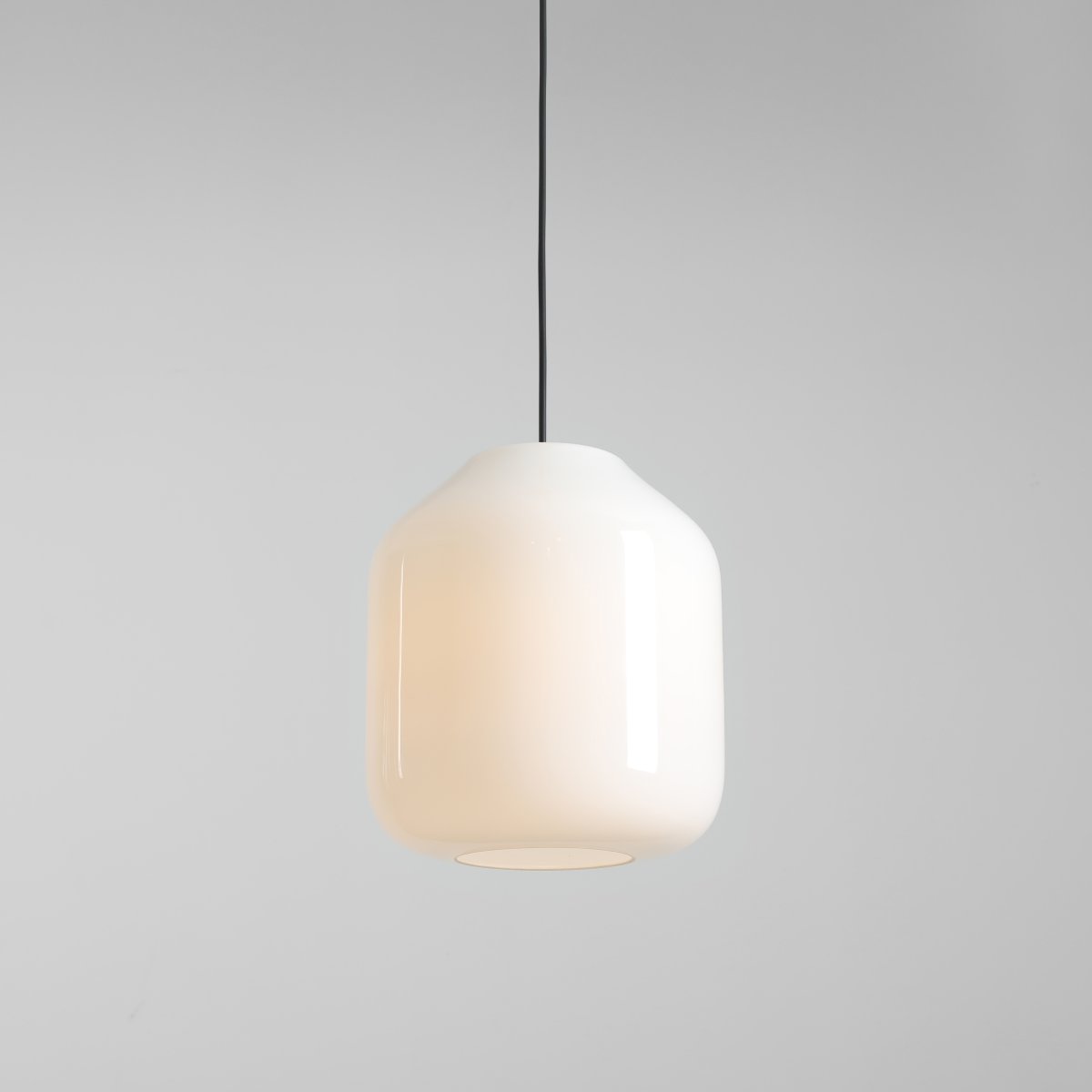 Flask Ø27 Zwart hanglamp Van Artera - De metalen details en de bijpassende kabel zijn zwart, wat de lamp een stijlvolle en elegante uitstraling geeft.