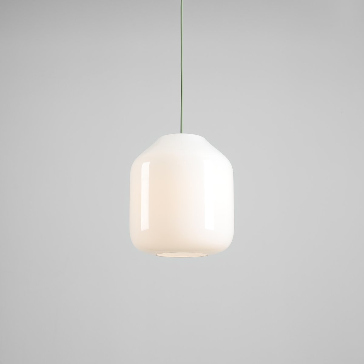 Flask Ø27 Groente hanglamp Van Artera - De royale kap van opaalglas heeft een diameter van 27 cm en verspreidt een zacht en aangenaam licht dat een uitnodigende sfeer in de kamer creëert.