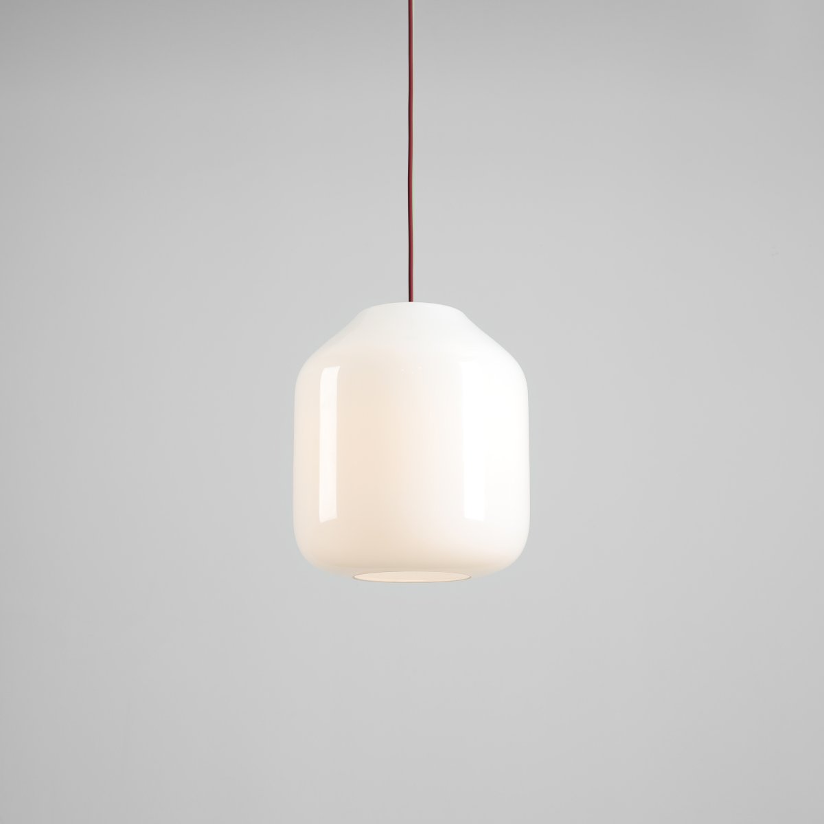 Flask Ø27 ROOD hanglamp Van Artera - De royale kap van opaalglas heeft een diameter van 27 cm en verspreidt een zacht en aangenaam licht dat een uitnodigende sfeer in de kamer creëert.