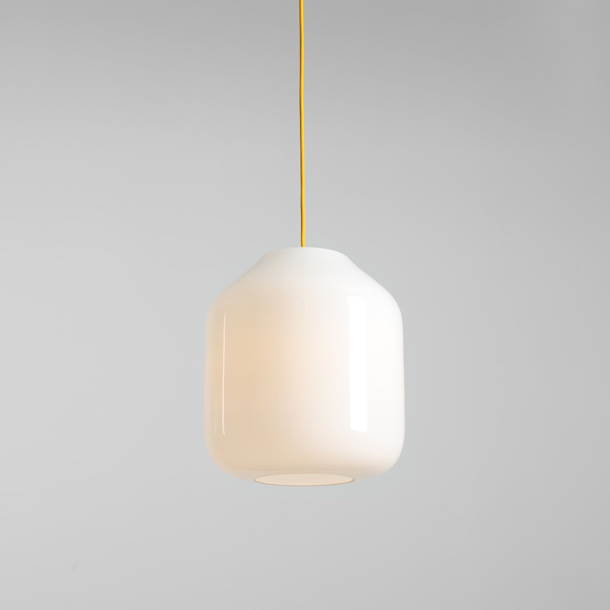 Flask Ø27 Geel hanglamp Van Artera - De royale kap van opaalglas heeft een diameter van 27 cm en verspreidt een zacht en aangenaam licht dat een uitnodigende sfeer in de kamer creëert.