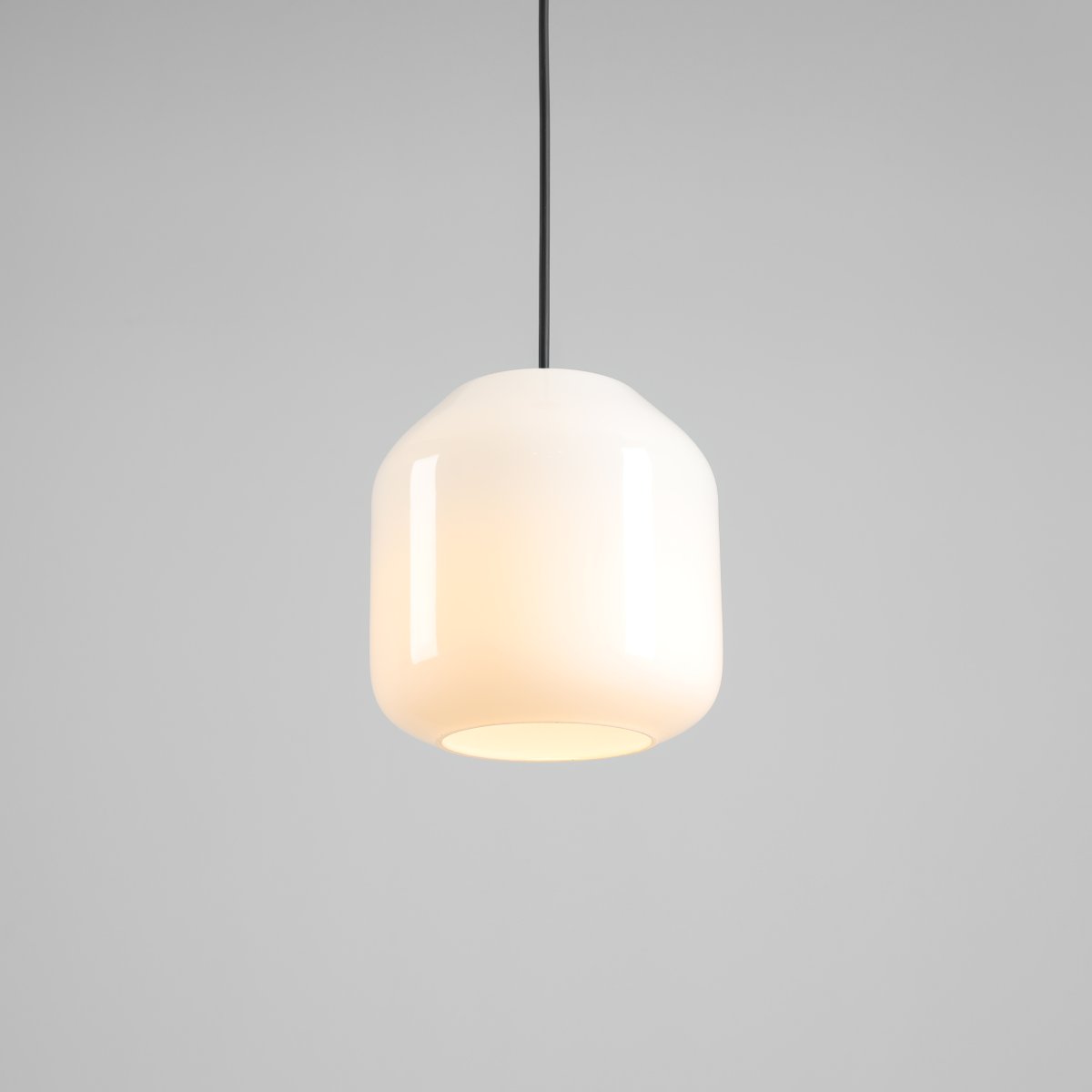 Flask Ø18 Zwart hanglamp Van Artera - De ronde kap van opaalglas verspreidt een zacht en aangenaam licht dat een uitnodigende sfeer in de kamer creëert.