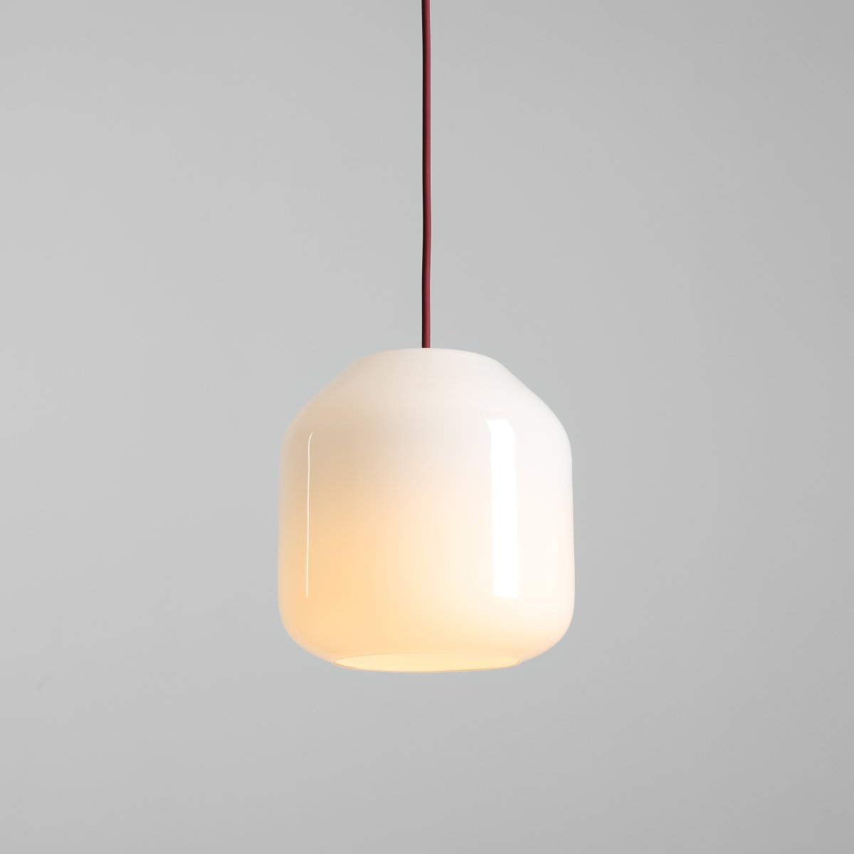 Flask Ø18 ROOD hanglamp Van Artera - De metalen details en de bijpassende kabel hebben een prachtige kersenrode kleur die de lamp een harmonieuze en speelse uitstraling geeft.