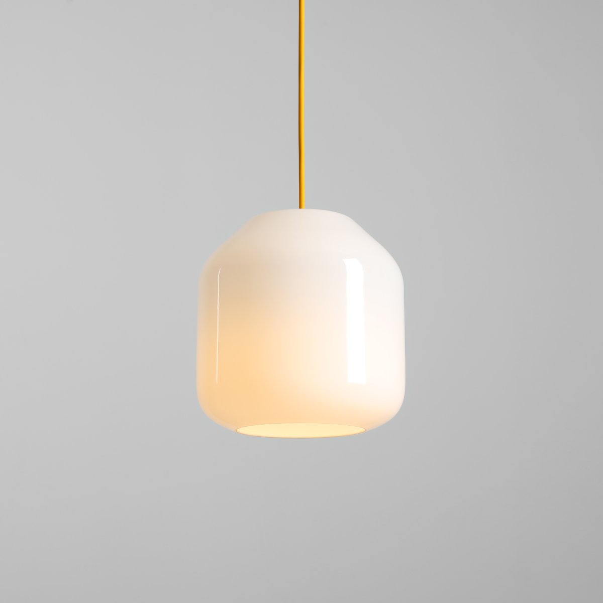 Flask Ø18 Geel hanglamp Van Artera - De metalen details en de bijpassende kabel hebben een mooie gele kleur die de lamp een harmonieuze en speelse uitstraling geeft.