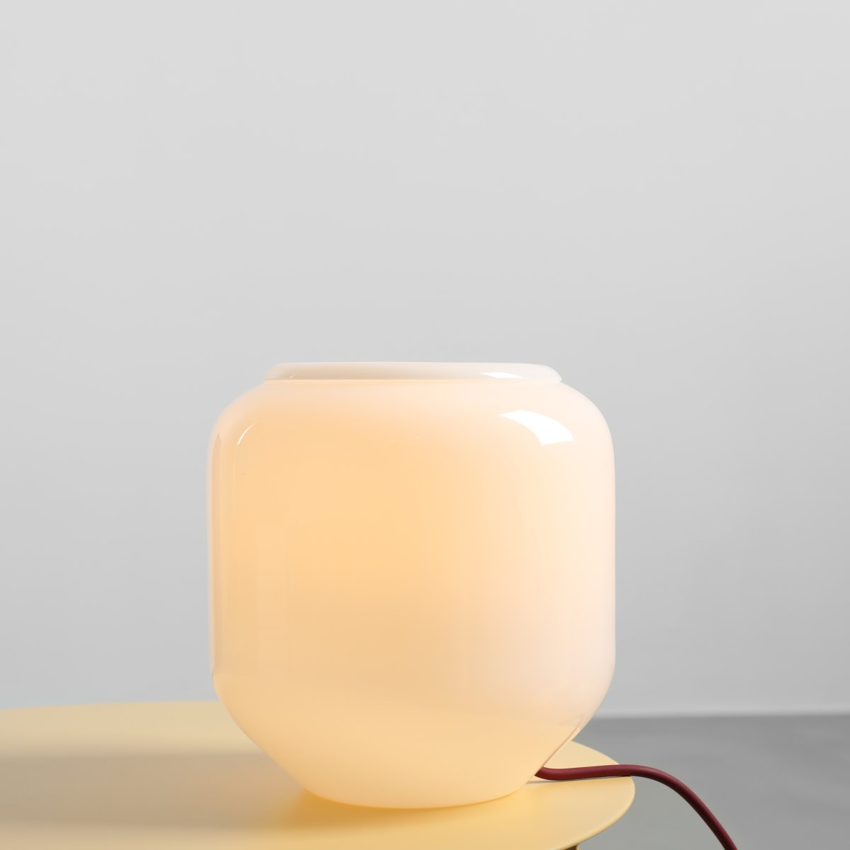 Flask 18cm Wit/rood tafellamp Van Artera - De kersenrode kabel is een mooi kleurrijk detail dat de lamp een harmonieuze en speelse uitstraling geeft.