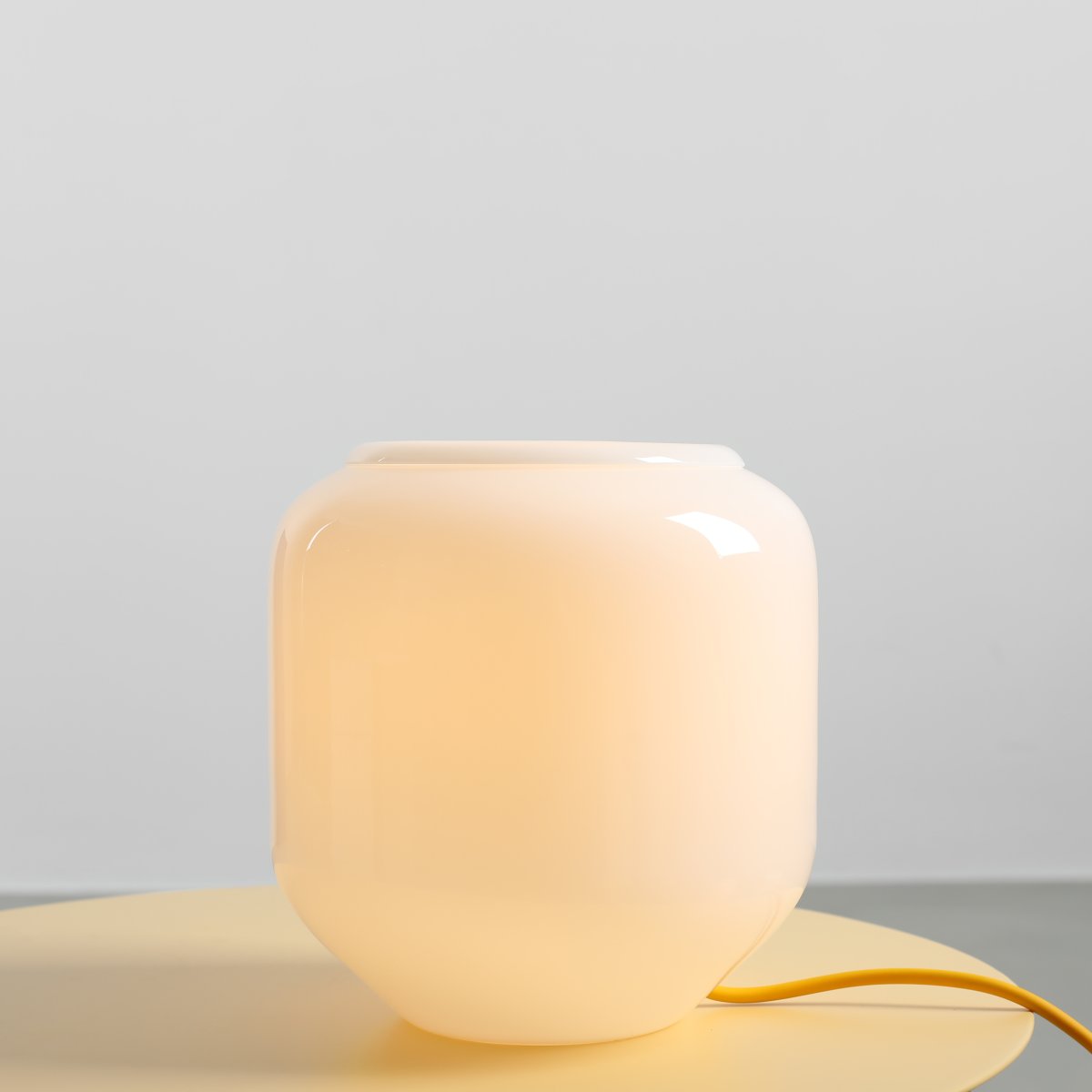 Flask 18cm Wit/geel tafellamp Van Artera - De gele kabel is een mooi kleurrijk detail dat de lamp een harmonieuze en speelse uitstraling geeft.