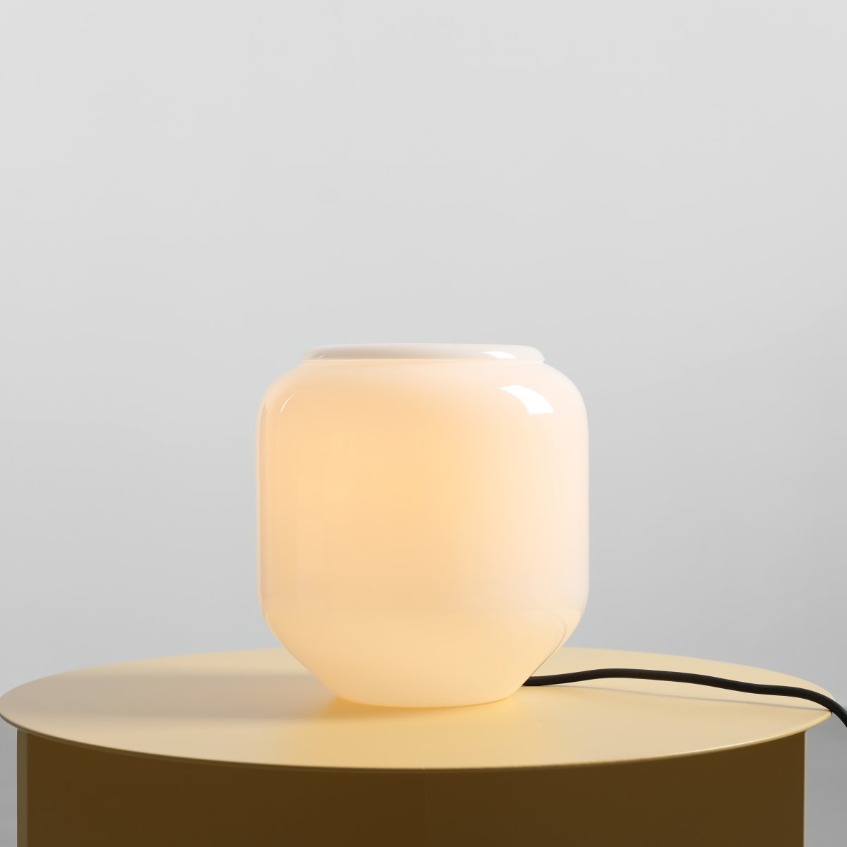 Flask 18cm Wit/zwart tafellamp Van Artera - De zwarte kabel vormt een mooi kleurcontrast en geeft de lamp een harmonieuze en speelse uitstraling.