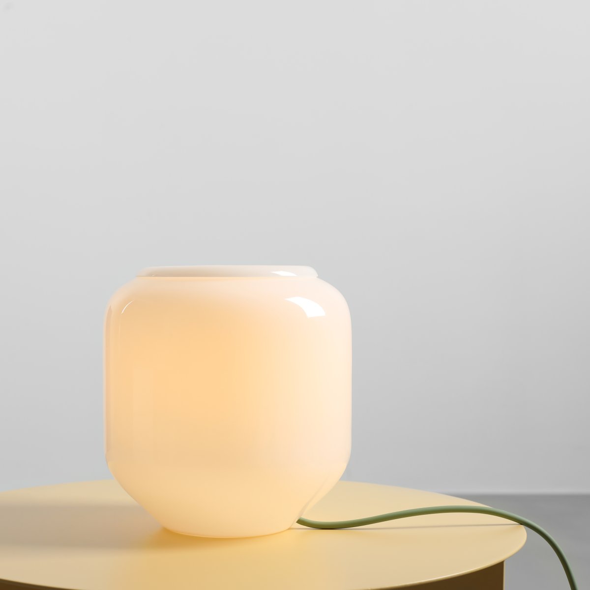 Flask 18cm Wit/groen tafellamp Van Artera - De saliegroene kabel is een mooi kleurrijk detail dat de lamp een harmonieuze en speelse uitstraling geeft.
