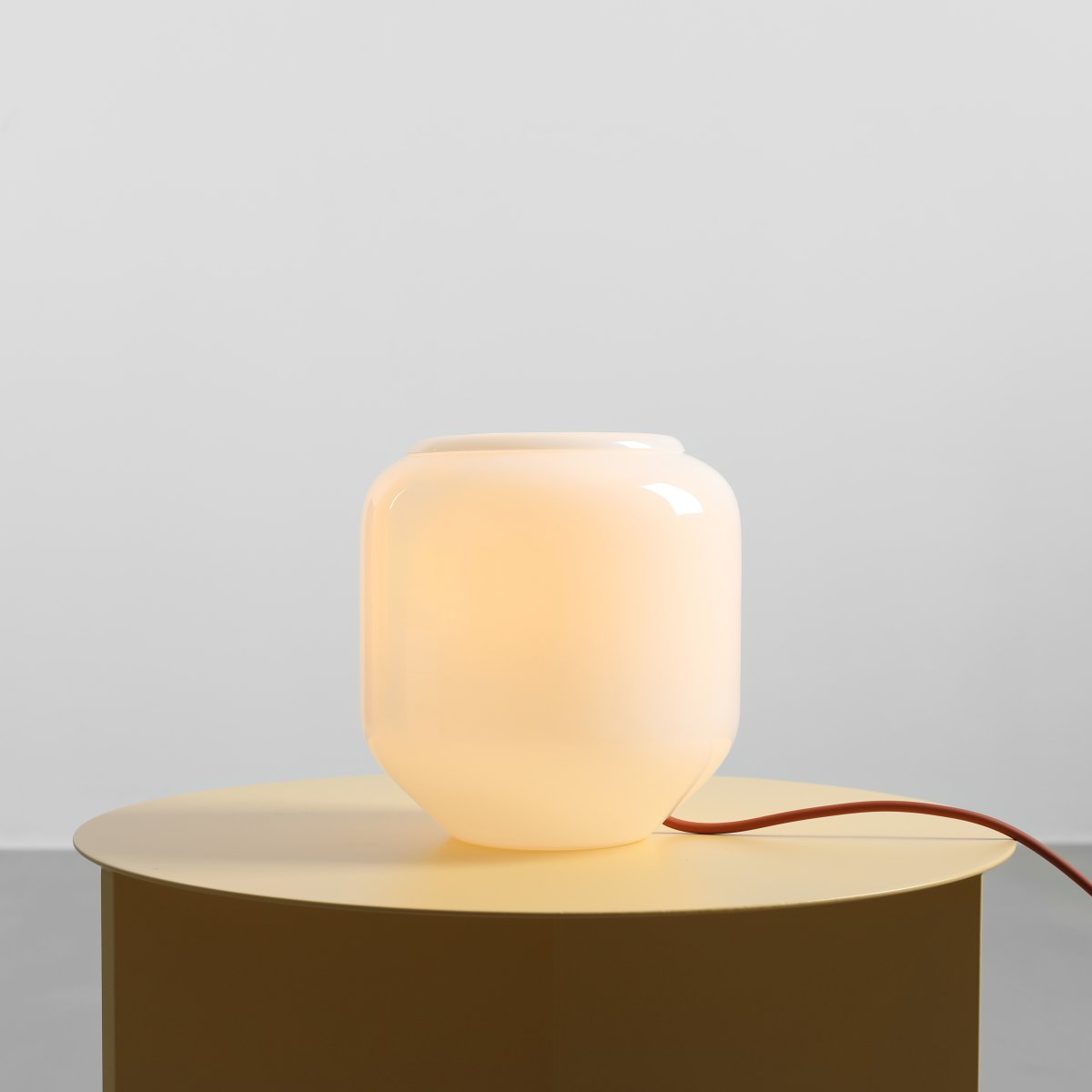 Flask 18cm Wit/terracotta tafellamp Van Artera - De terracottakleurige kabel is een mooi kleurrijk detail dat de lamp een harmonieuze en speelse uitstraling geeft.