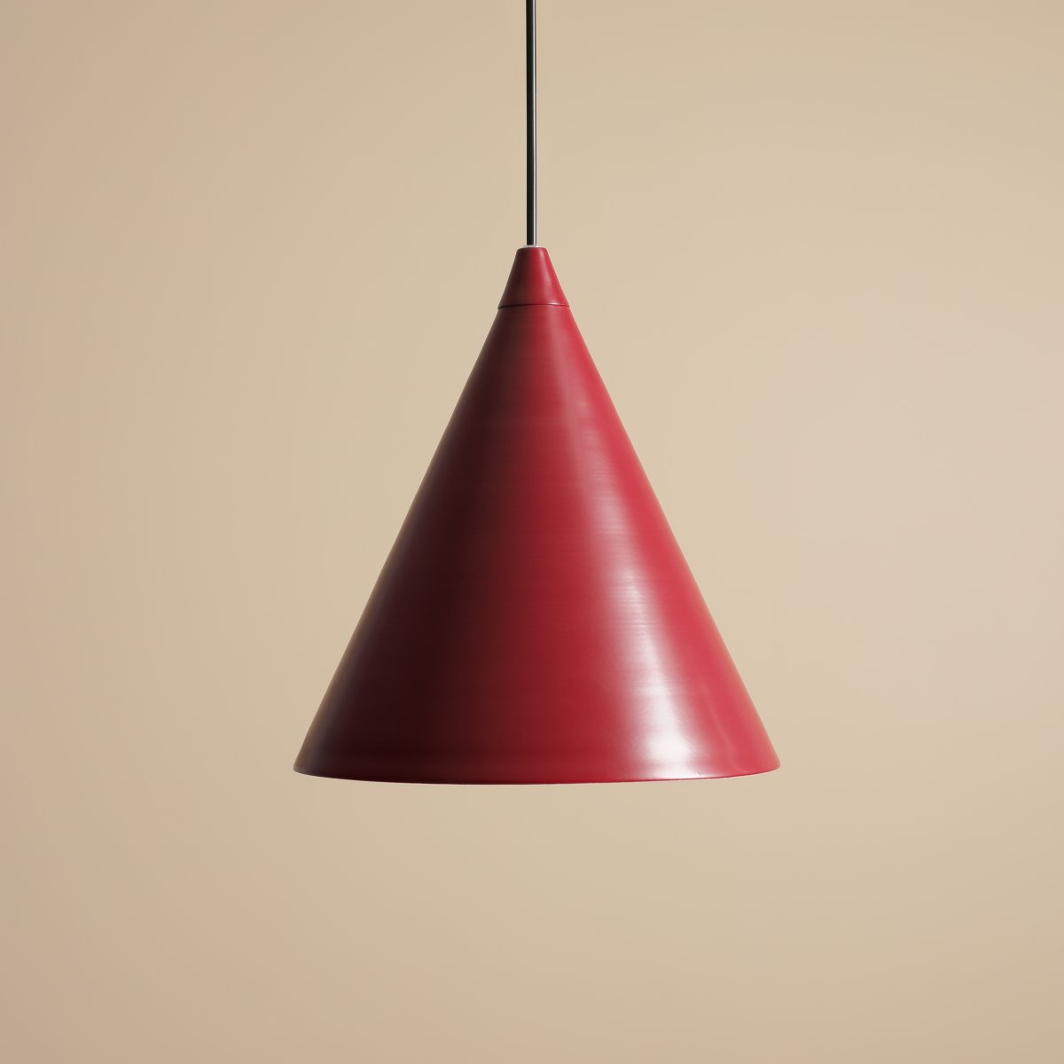 Form Ø24 Bourgondië hanglamp Van Artera - Het tijdloze design en de subtiele kleur zorgen ervoor dat de lamp gemakkelijk in verschillende interieurstijlen past en tegelijkertijd een verfijnde en moderne uitstraling aan de kamer toevoegt.