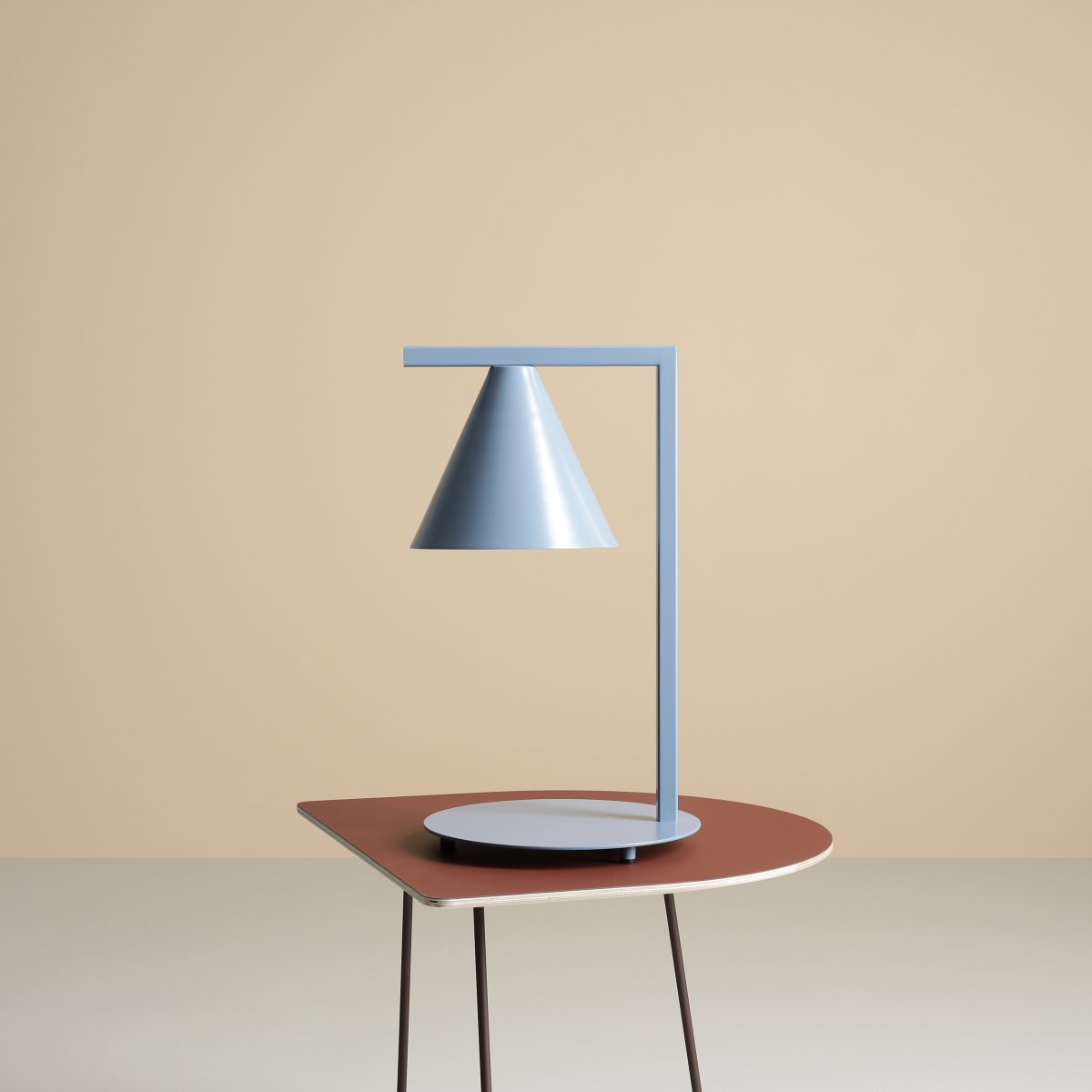 Form 40cm Blauw tafellamp Van Artera - Het tijdloze design en de subtiele kleur zorgen ervoor dat de lamp gemakkelijk in verschillende interieurstijlen past en tegelijkertijd een verfijnde en moderne uitstraling aan de kamer toevoegt.